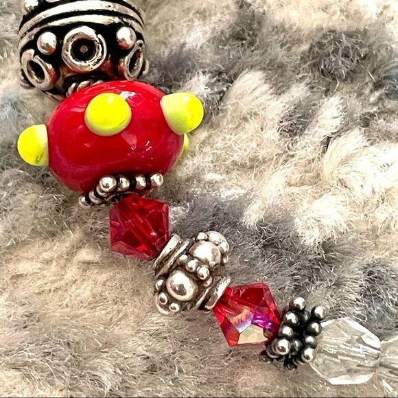 Red lamp work bead bracelet with silver and Swarovski crystals - Picture 8 of 11